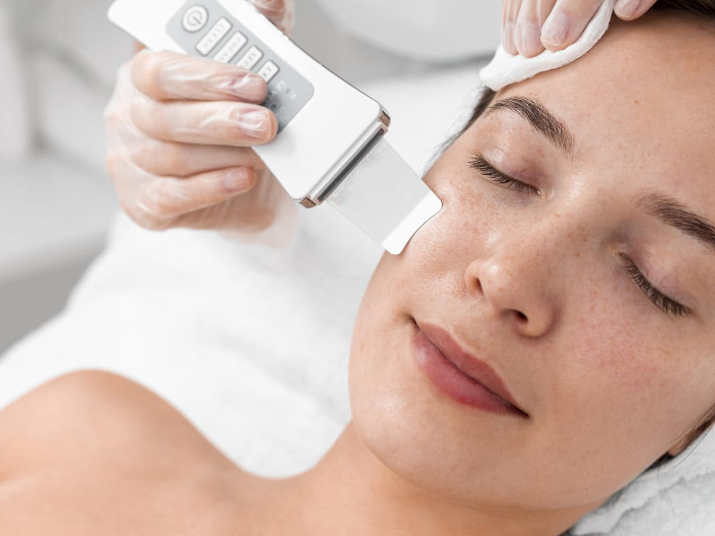 Limpieza facial con máscara EMS