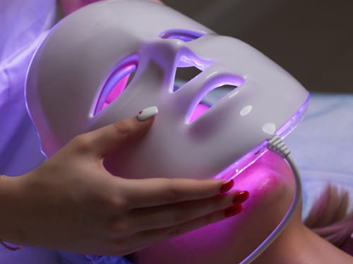 Limpieza facial con máscara LED